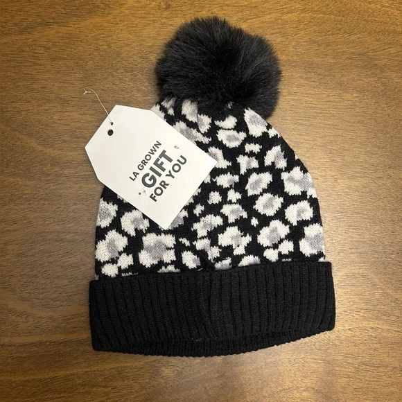 LA Grown Knit Pom-Pom Beanie Hat Animal Print White Black One Size (0336) - Picture 2 of 9